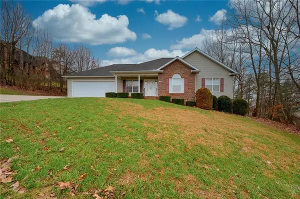 3806 Pineknoll DR, Hickory, NC 28602