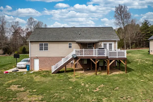 5897 Pinewinds DR, Hickory, NC 28602