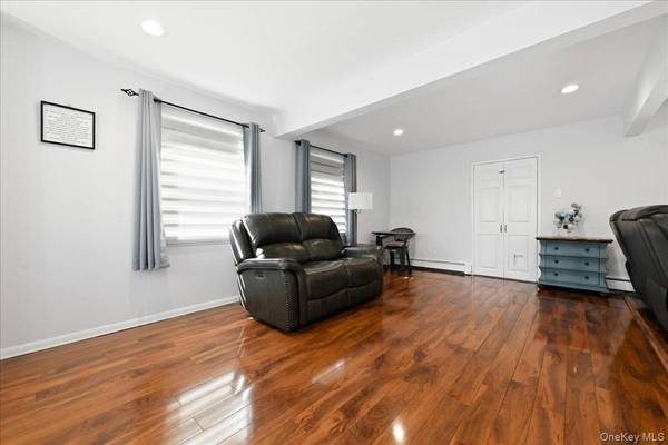 136 Tardy LN, Wantagh, NY 11793