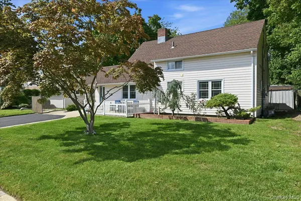 136 Tardy LN, Wantagh, NY 11793