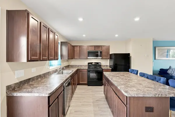 300 Carriage LN, Joliet, IL 60433