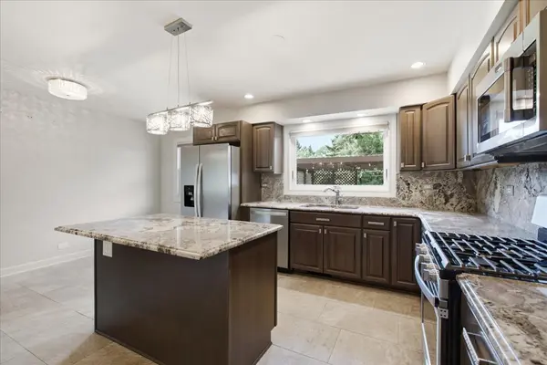 6 Meadowood DR, Oak Brook, IL 60523
