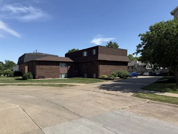 3405 Holiday CT #8, Bettendorf, IA 52722