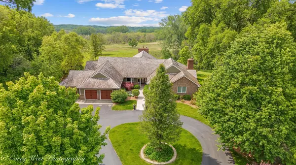 39W944 Deer Run DR, St. Charles, IL 60175