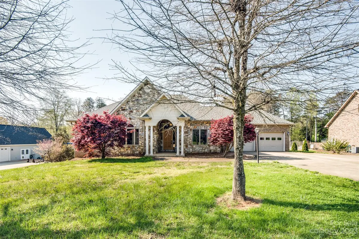 3043 Ninth Tee DR, Newton, NC 28658
