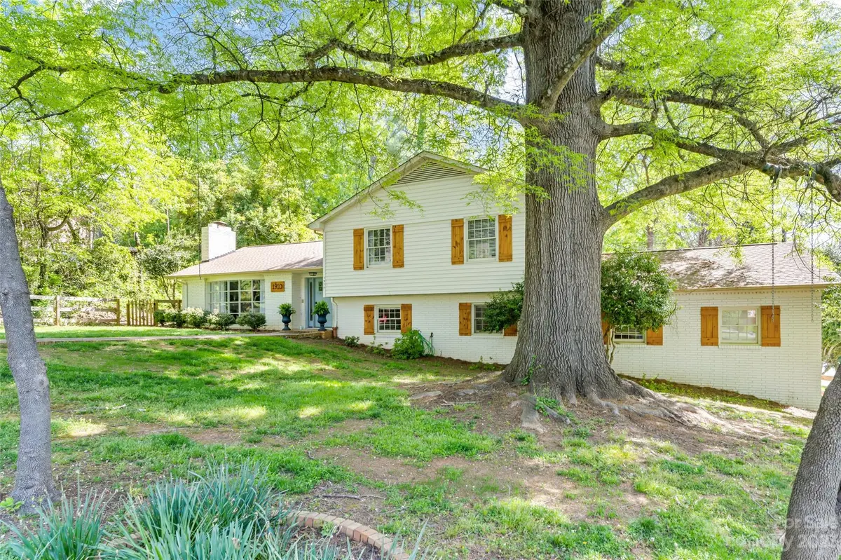 1910 10th Street PL NW, Hickory, NC 28601