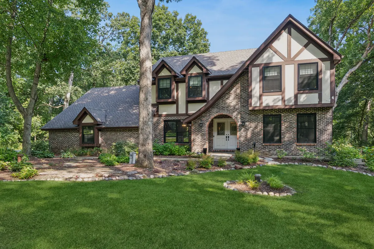 6N419 Ferson Woods DR, St. Charles, IL 60175