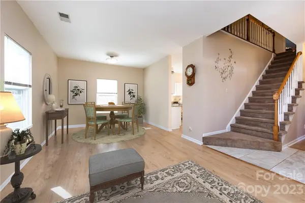 636 Oakbluff CIR, Charlotte, NC 28216