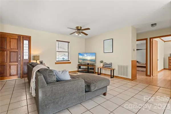 668 Finley Cove RD, Hendersonville, NC 28739