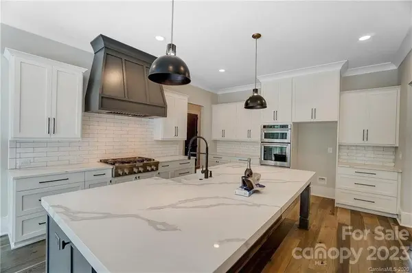 7009 Oakview LN, Charlotte, NC 28226