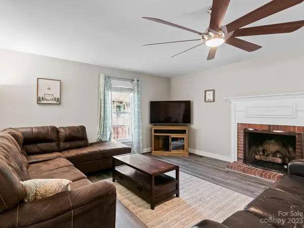 24 Glen Crest DR, Arden, NC 28704