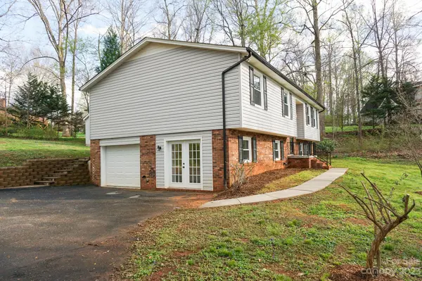 1444 Hardwood CIR, Newton, NC 28658