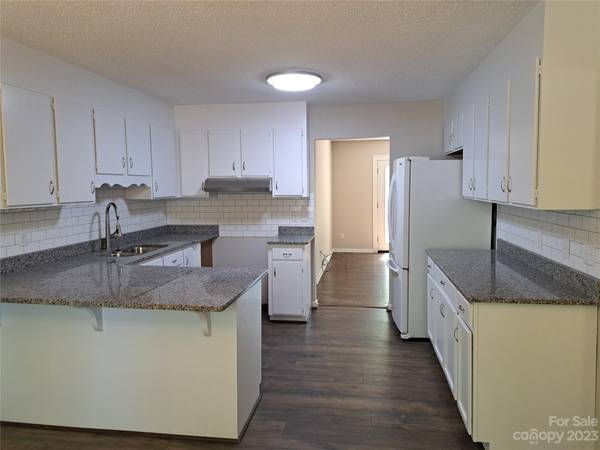 1282 Canseco LN, Hickory, NC 28602