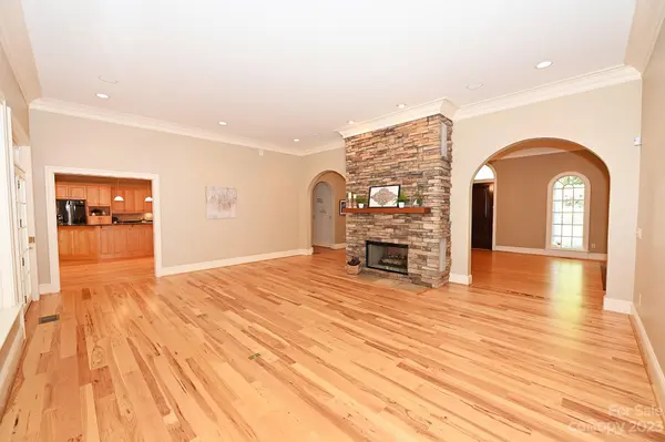 4042 NW 4th Street LN, Hickory, NC 28601