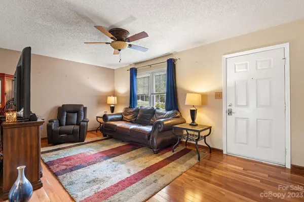 1199 Courtney DR, Hickory, NC 28602