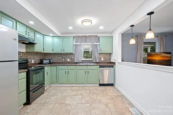 1235 Effingham RD, Charlotte, NC 28208