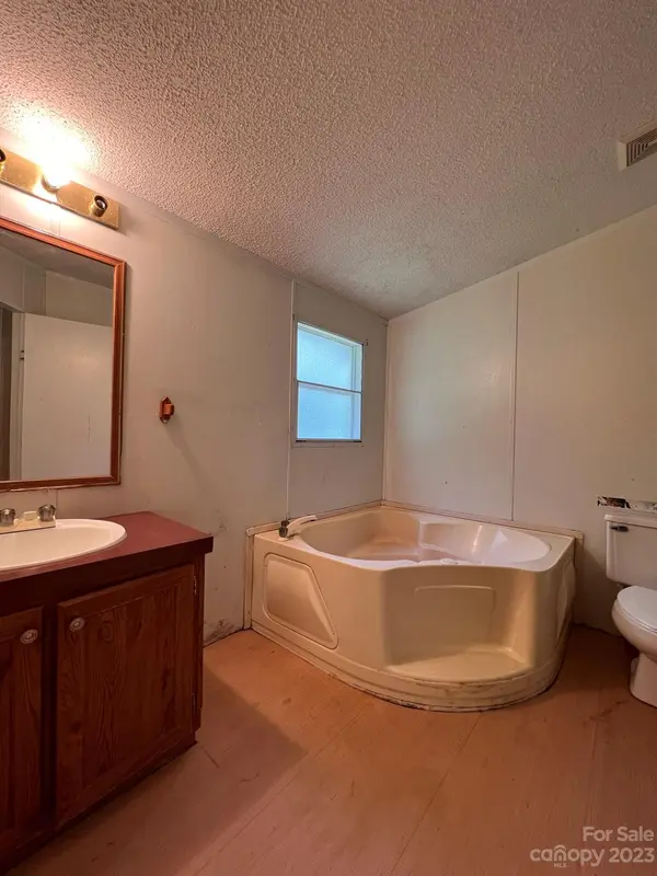 121 Sweet Clover LN, Weaverville, NC 28787
