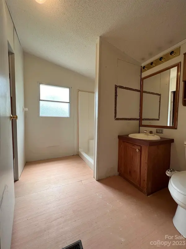 121 Sweet Clover LN, Weaverville, NC 28787