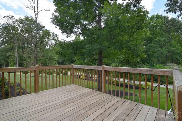 140 Paradise LN, New London, NC 28127