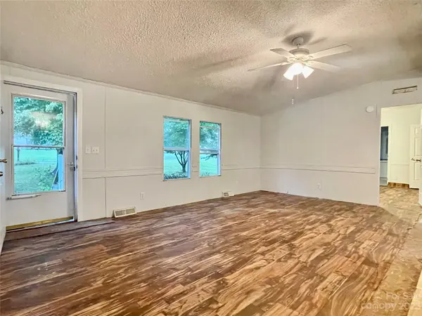 207 Leigh Anne LN, Horse Shoe, NC 28742