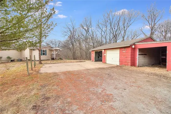 10908 S Outer Belt RD, Lone Jack, MO 64070