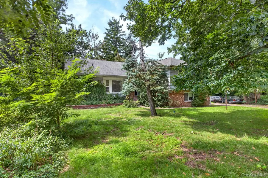 18 Pinewood RD, Manhasset, NY 11030