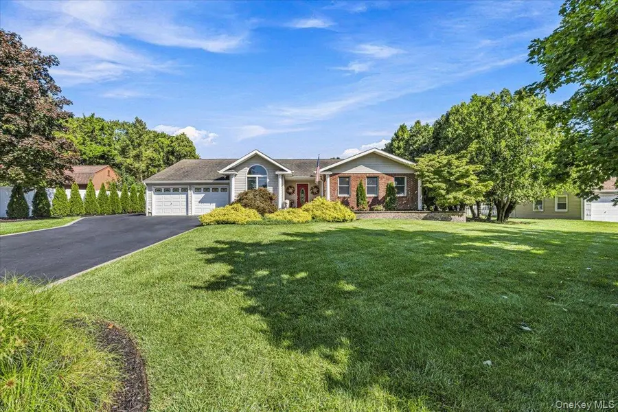 31 Dehan ST, Smithtown, NY 11787