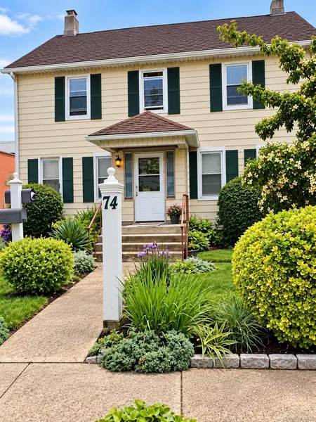 74 W Hoffman AVE, Lindenhurst, NY 11757