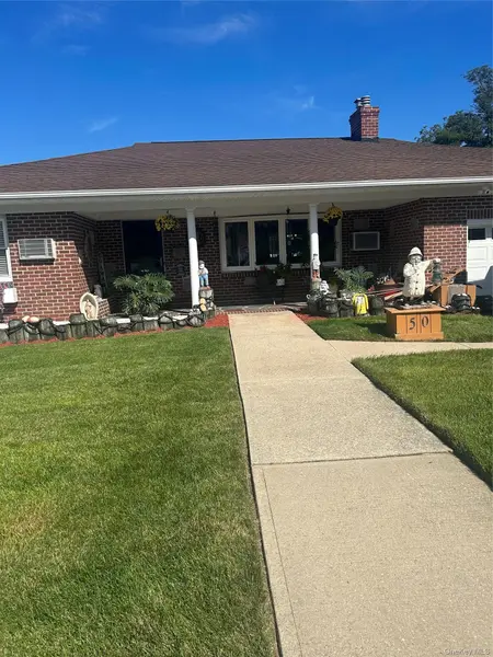50 Willow LN, Lindenhurst, NY 11757