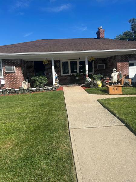 50 Willow LN, Lindenhurst, NY 11757