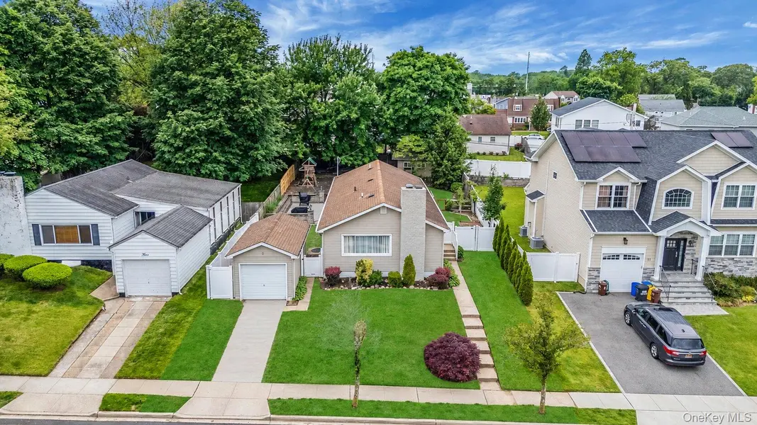 5 Willets DR, Syosset, NY 11791