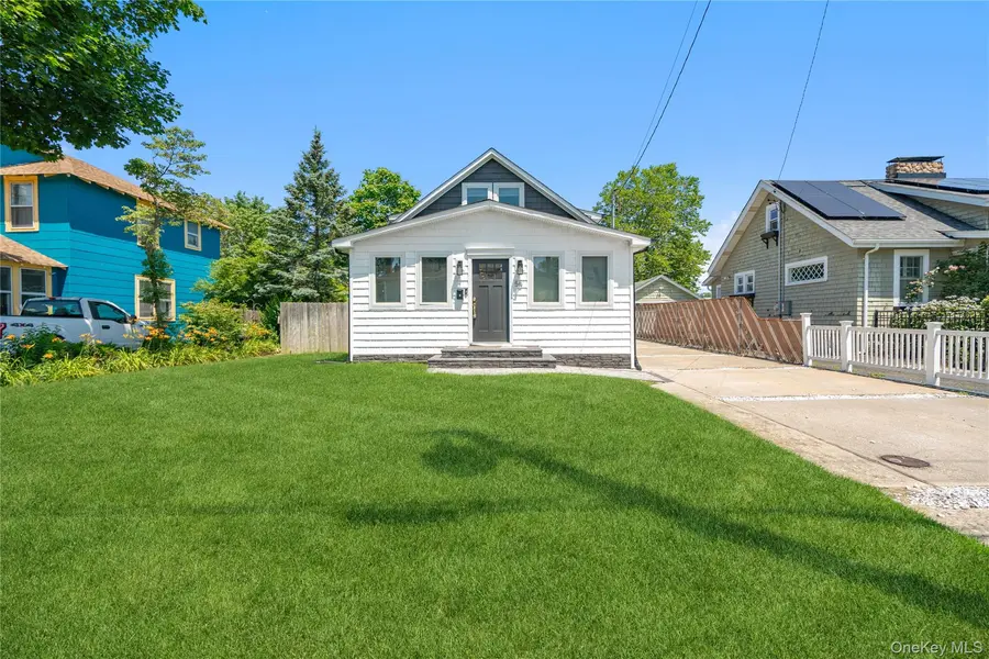 55 Cleveland ST, Patchogue, NY 11772