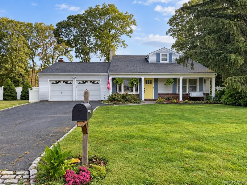 9 Sugarbush LN, Coram, NY 11727