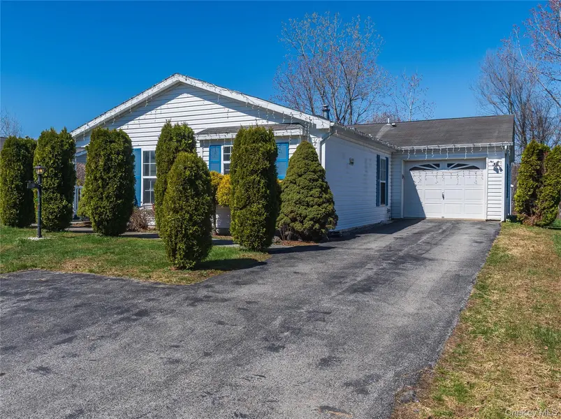 19 Biscayne Blvd, Poughkeepsie, NY 12603