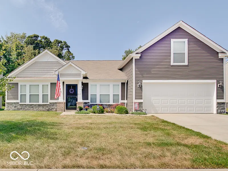 5742 Deer Valley CT, Columbus, IN 47201