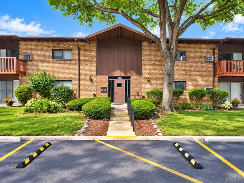 100 Willow LN #B205, Willow Springs, IL 60480