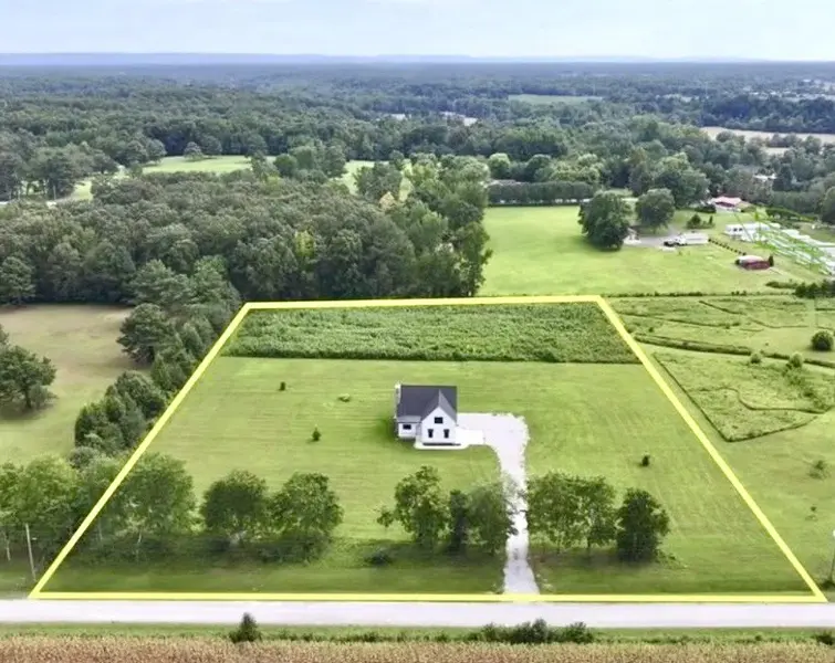 210 Deer Creek Ln, Tullahoma, TN 37388