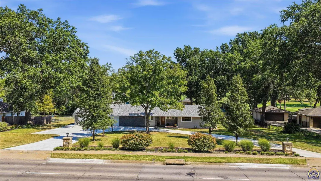 2710 SW Burlingame RD, Topeka, KS 66611