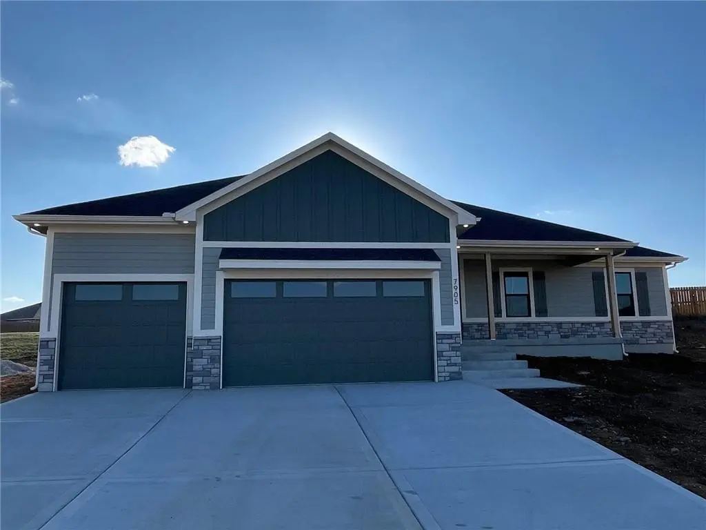 1917 Ridge Tree DR, Pleasant Hill, MO 64080