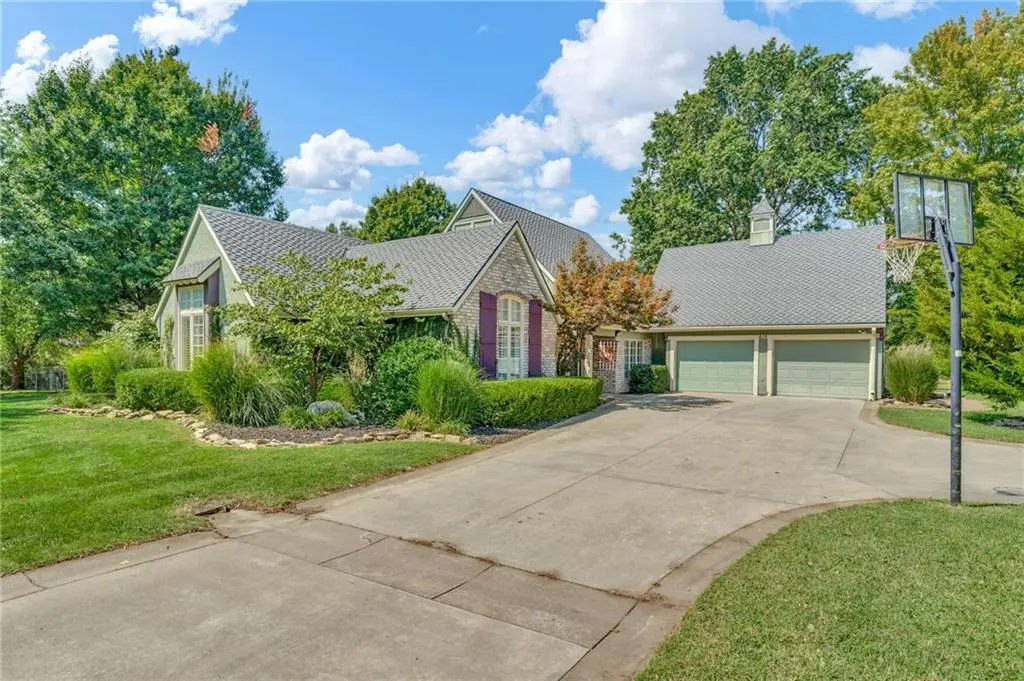 615 W Willow LN, Ottawa, KS 66067