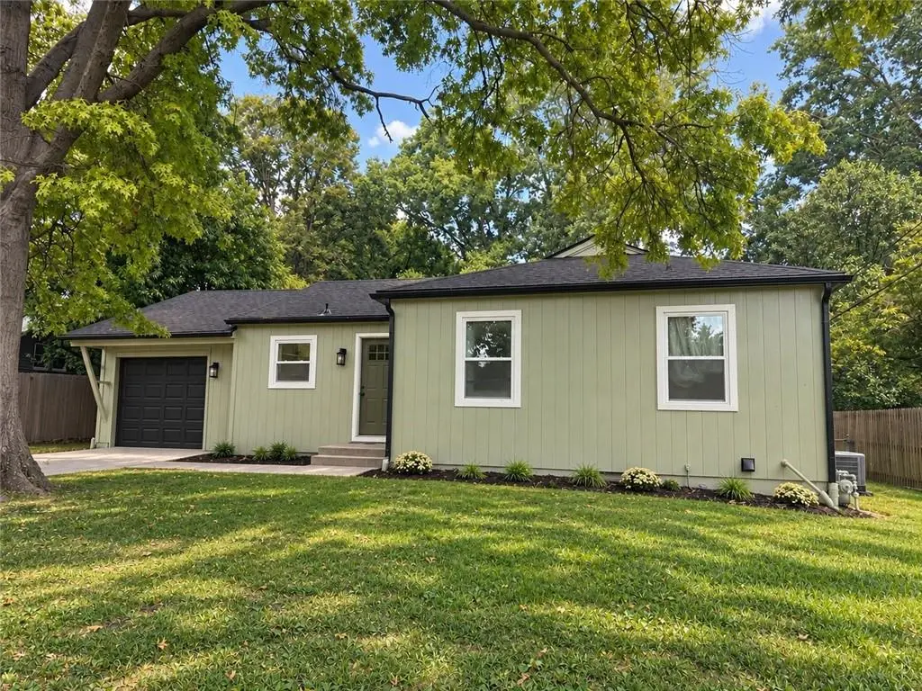 7907 Reinhardt LN, Prairie Village, KS 66204