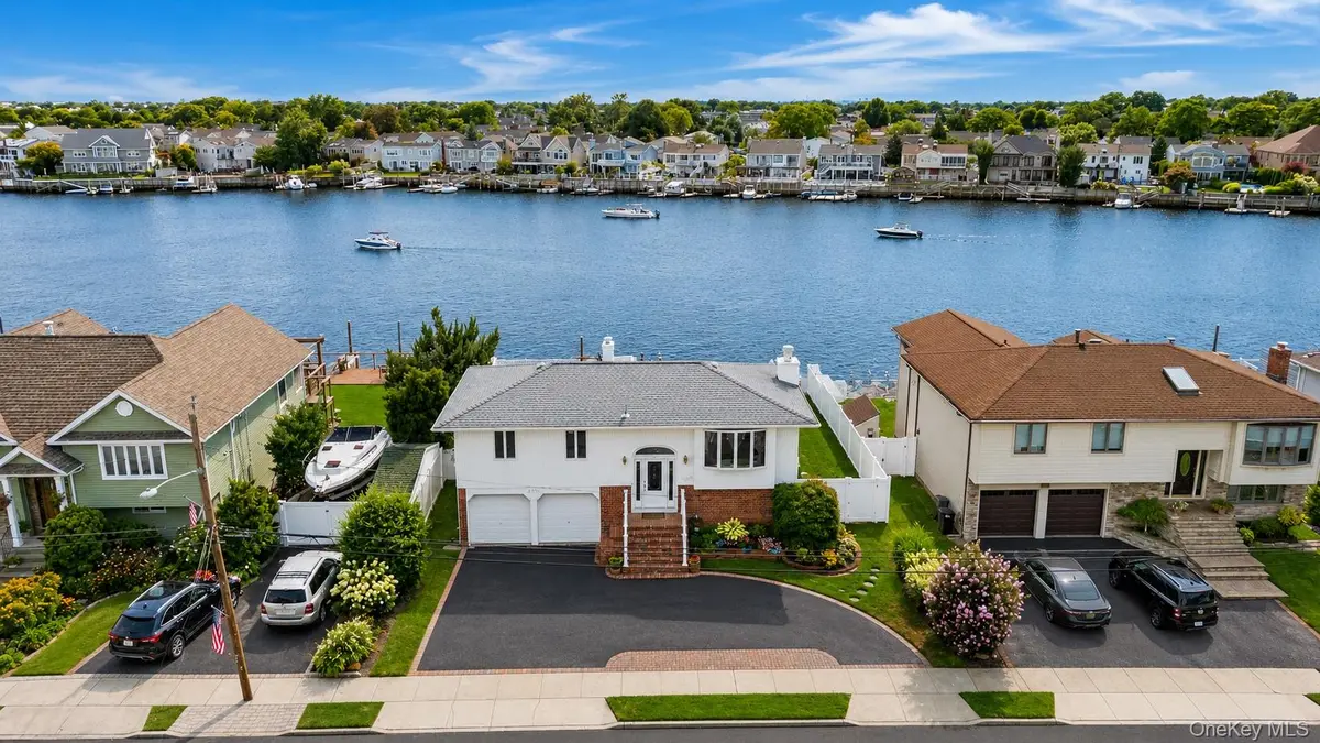 2718 Riverside DR, Wantagh, NY 11793