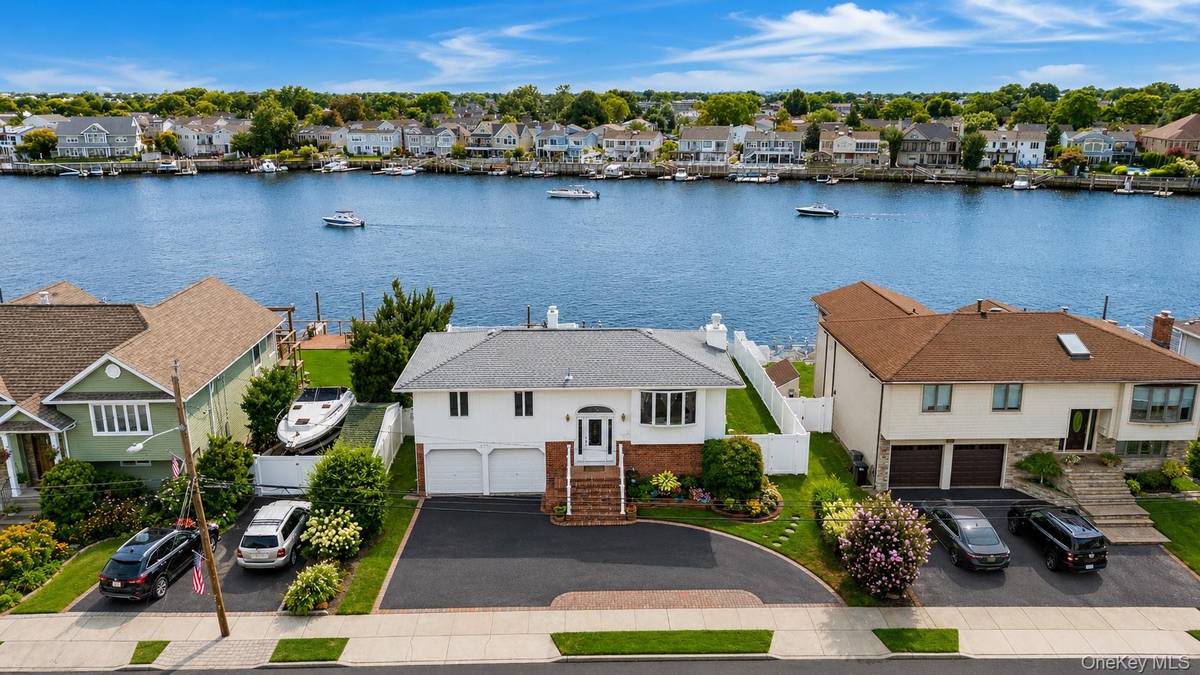 2718 Riverside DR, Wantagh, NY 11793