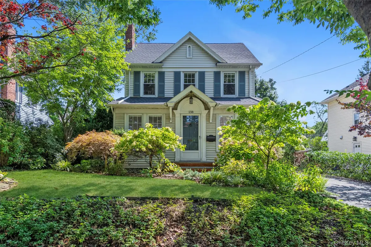 138 Hillcrest AVE, Manhasset, NY 11030