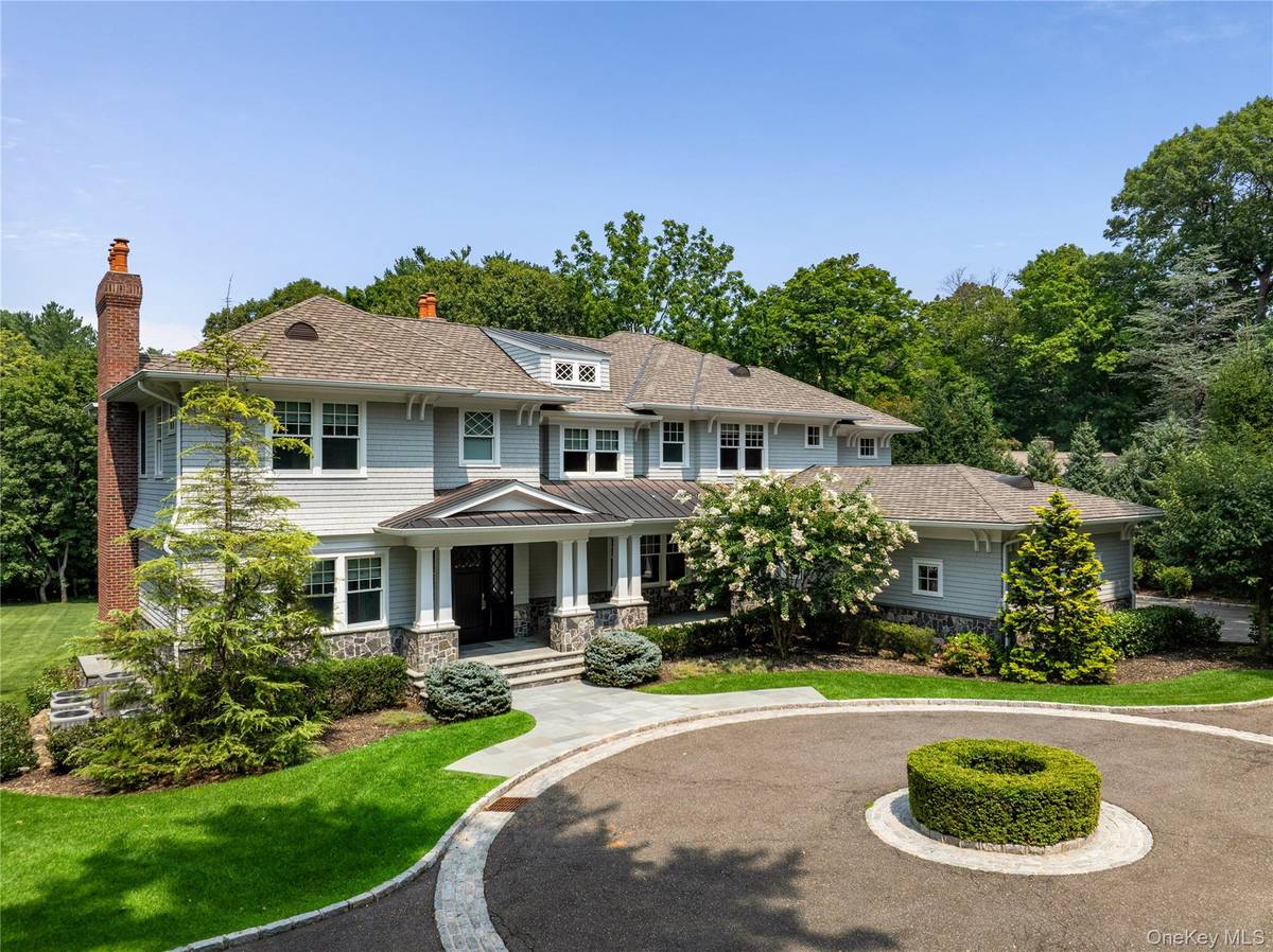 65 Spruce ST, Roslyn Harbor, NY 11576