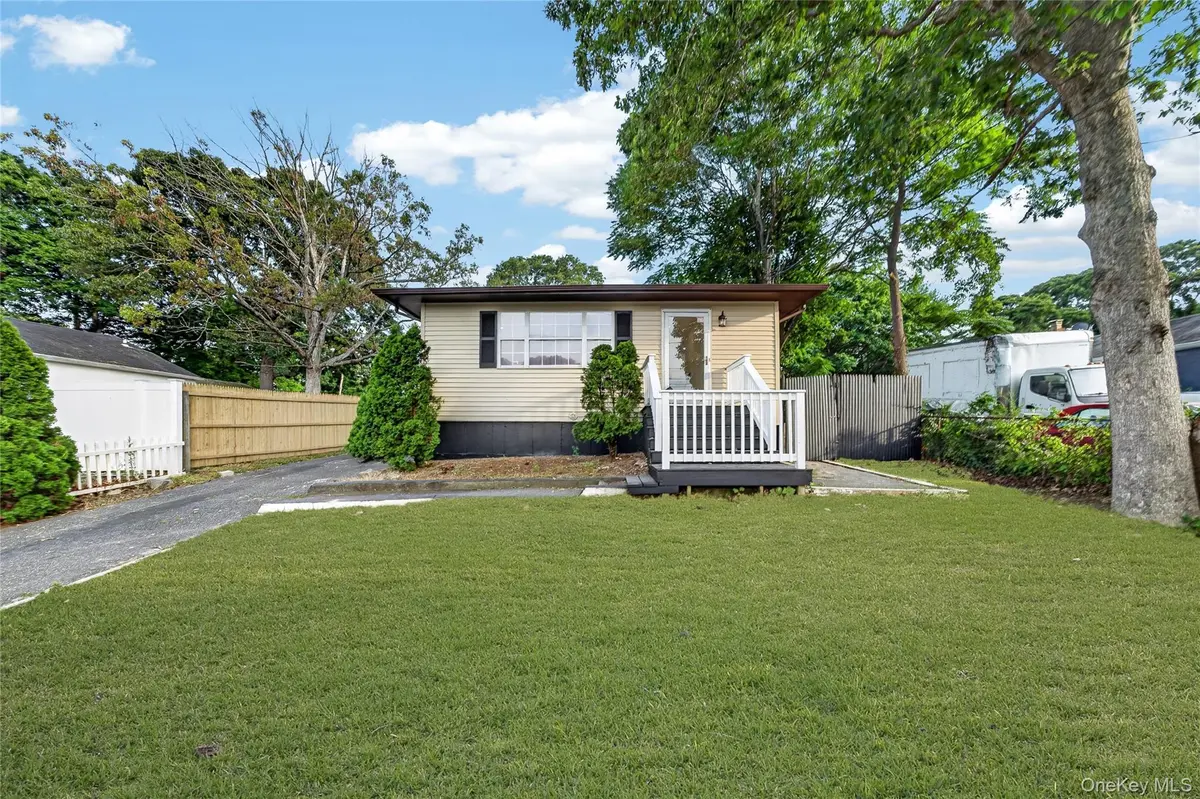 28 Roslyn AVE, Selden, NY 11784