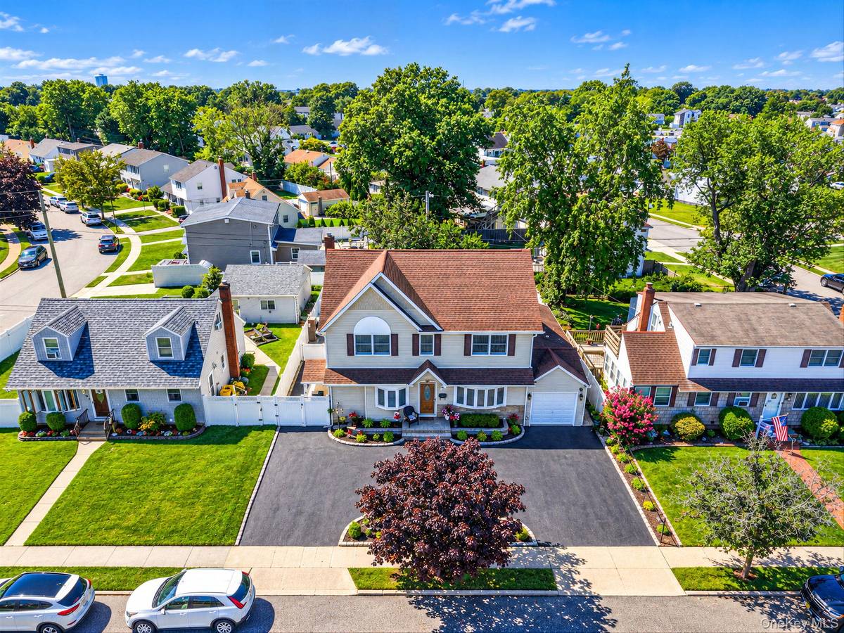 16 Salem RD, Hicksville, NY 11801