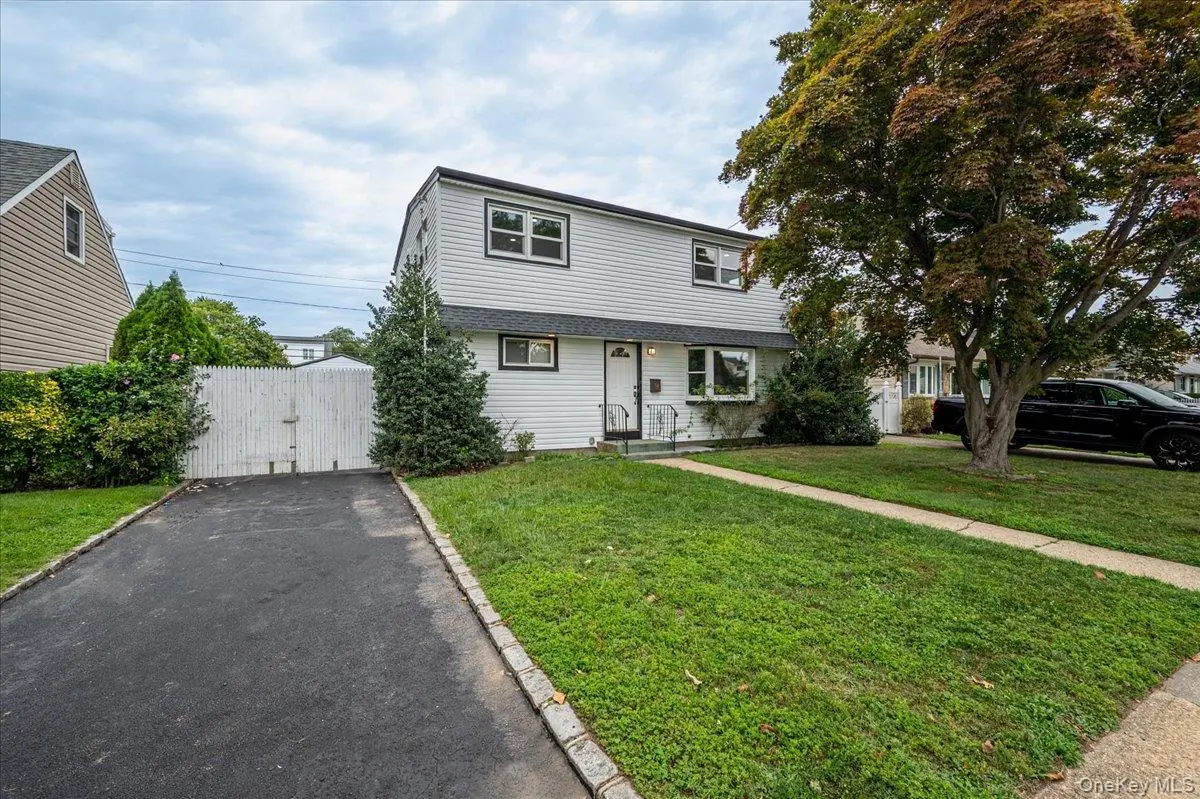54 Ketcham AVE, Hicksville, NY 11801