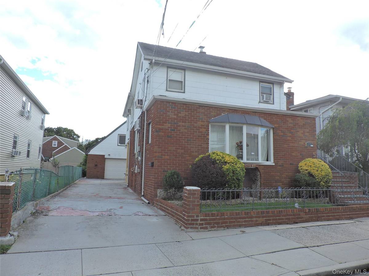 18 Leach ST, Lynbrook, NY 11563