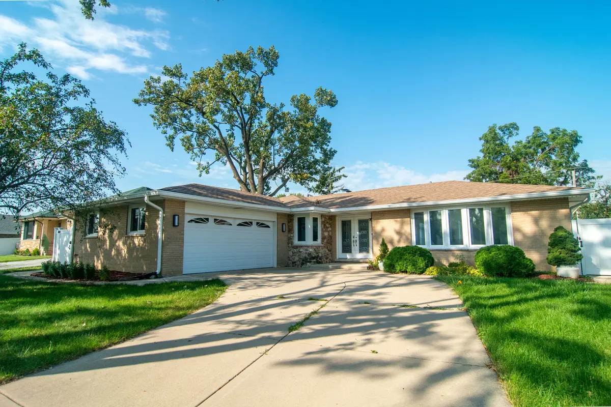 8736 S 80th CT, Hickory Hills, IL 60457